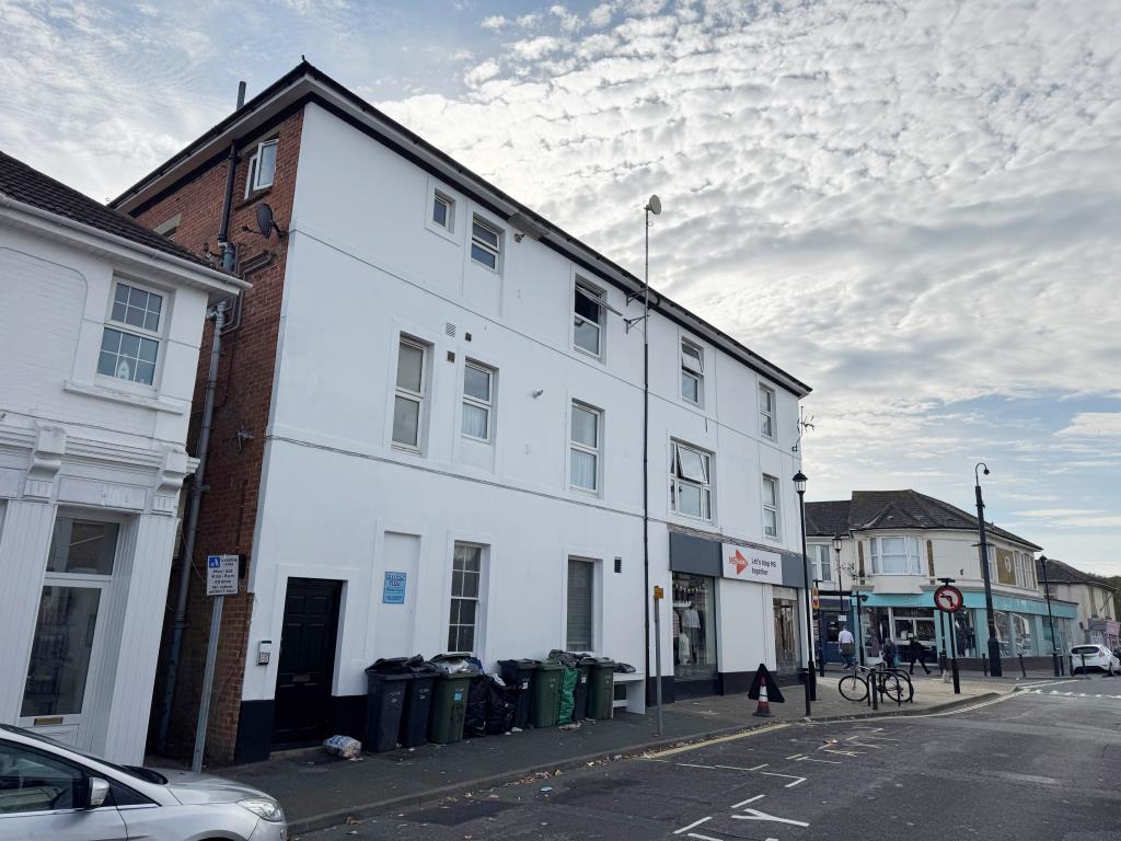 Lot: 118 - TWO TWO-BEDROOM AND TWO ONE-BEDROOM TOWN CENTRE FLATS FOR INVESTMENT - Side View Looking Towards Regent Street